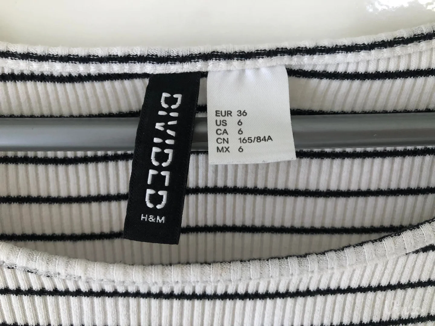 H&M prugasta pamučna haljina bez ramena