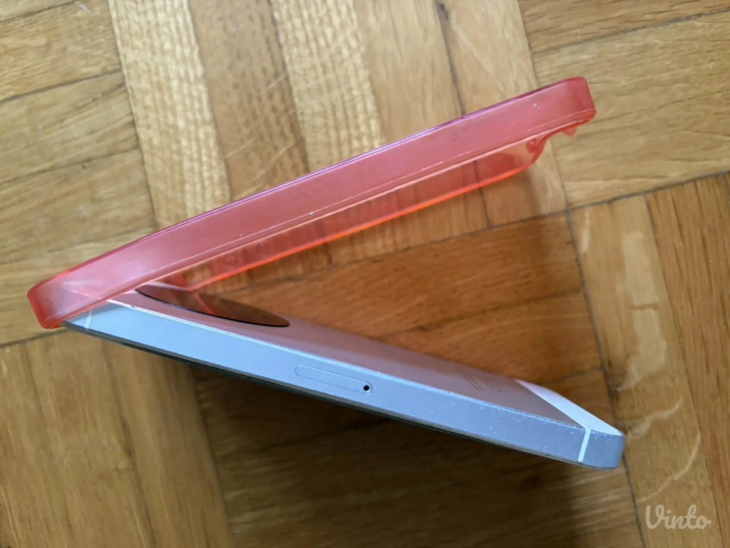 iPhone 5s mobilni telefon (16 GB) (Maske na poklon)