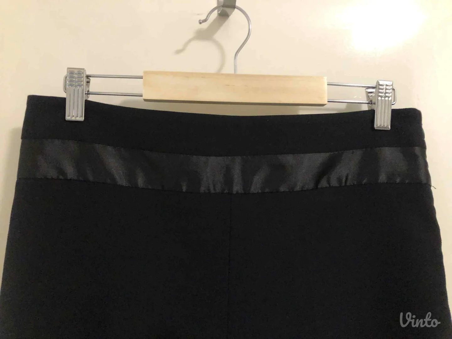 Elegantne crne duboke pantalone - nenošene