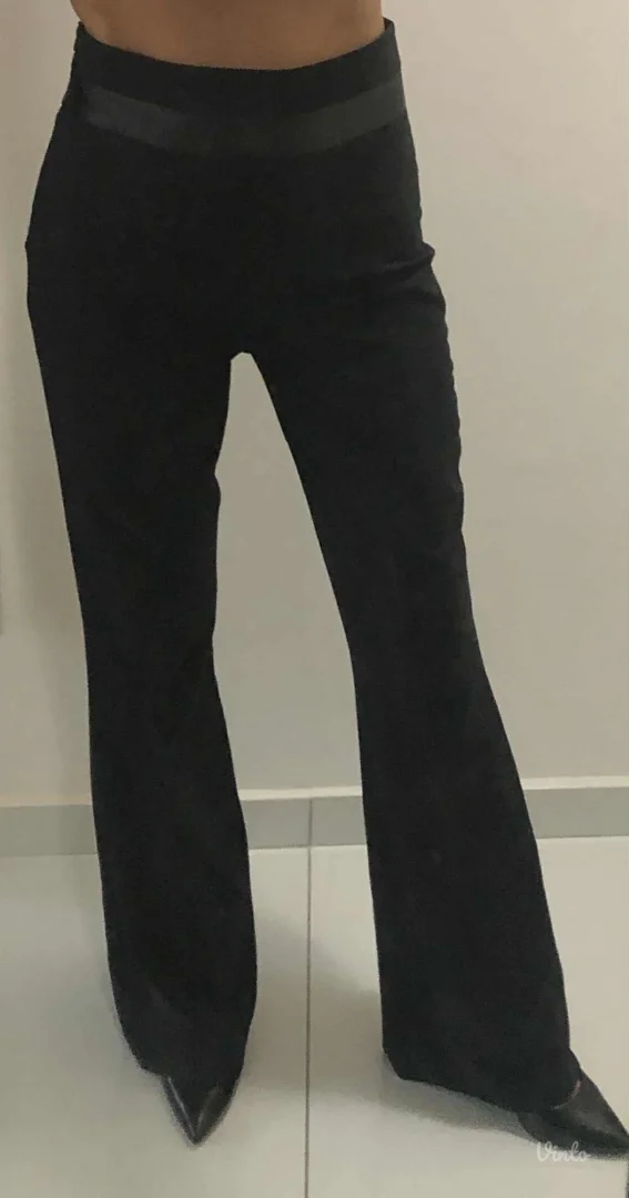 Elegantne crne duboke pantalone - nenošene