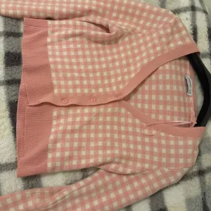 Slatki roze kardigan