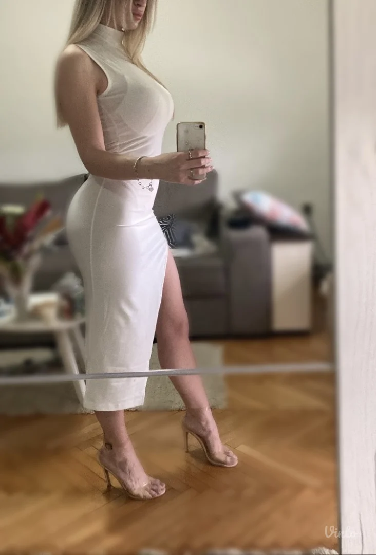 Bela uska haljina❄️