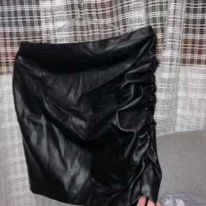 Koton-mini kožna suknja🐈‍⬛