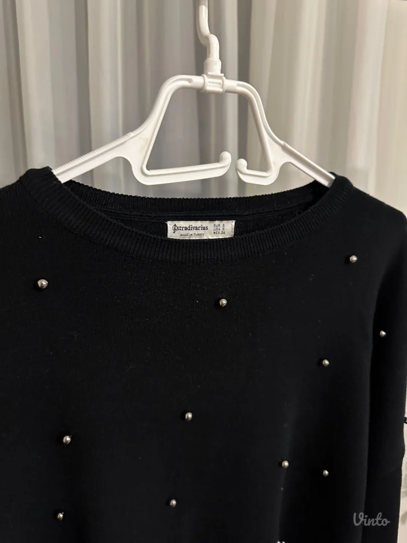 Stradivarius crni crop dzemper