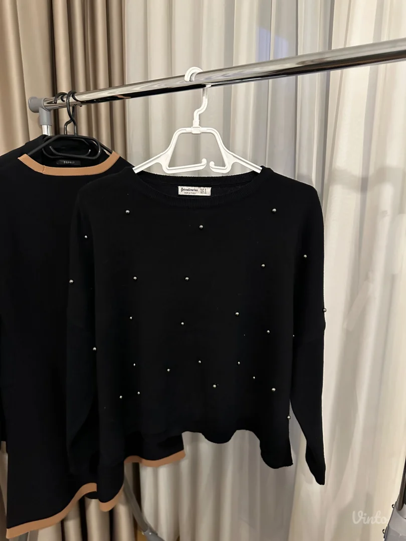 Stradivarius crni crop dzemper