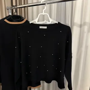 Stradivarius crni crop dzemper