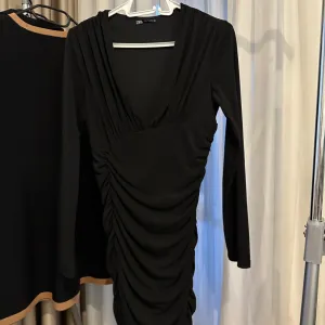 Zara crna haljina