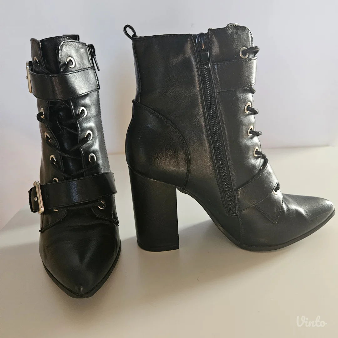 Crne čizmice na štiklu veličina 38