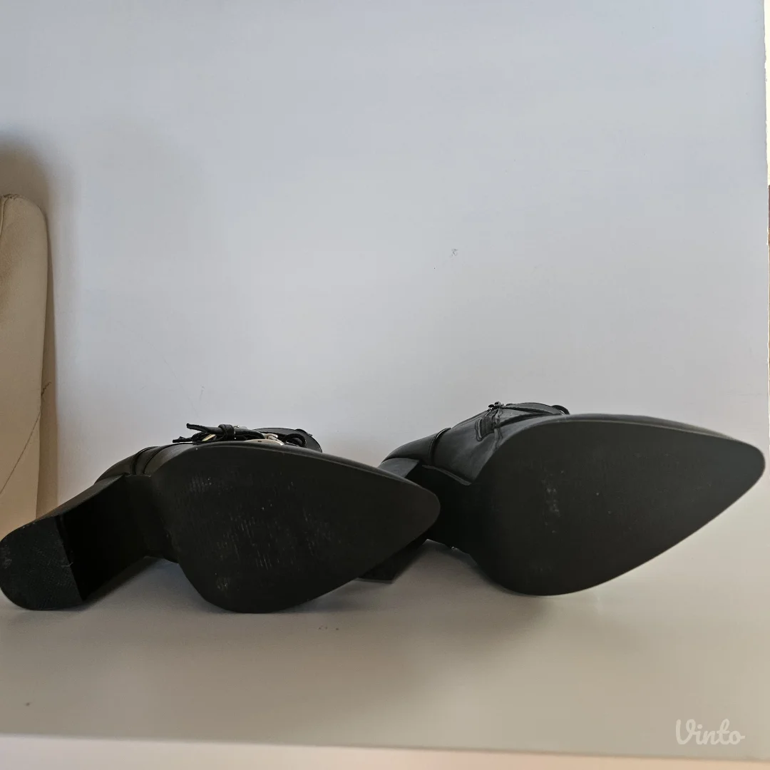 Crne čizmice na štiklu veličina 38