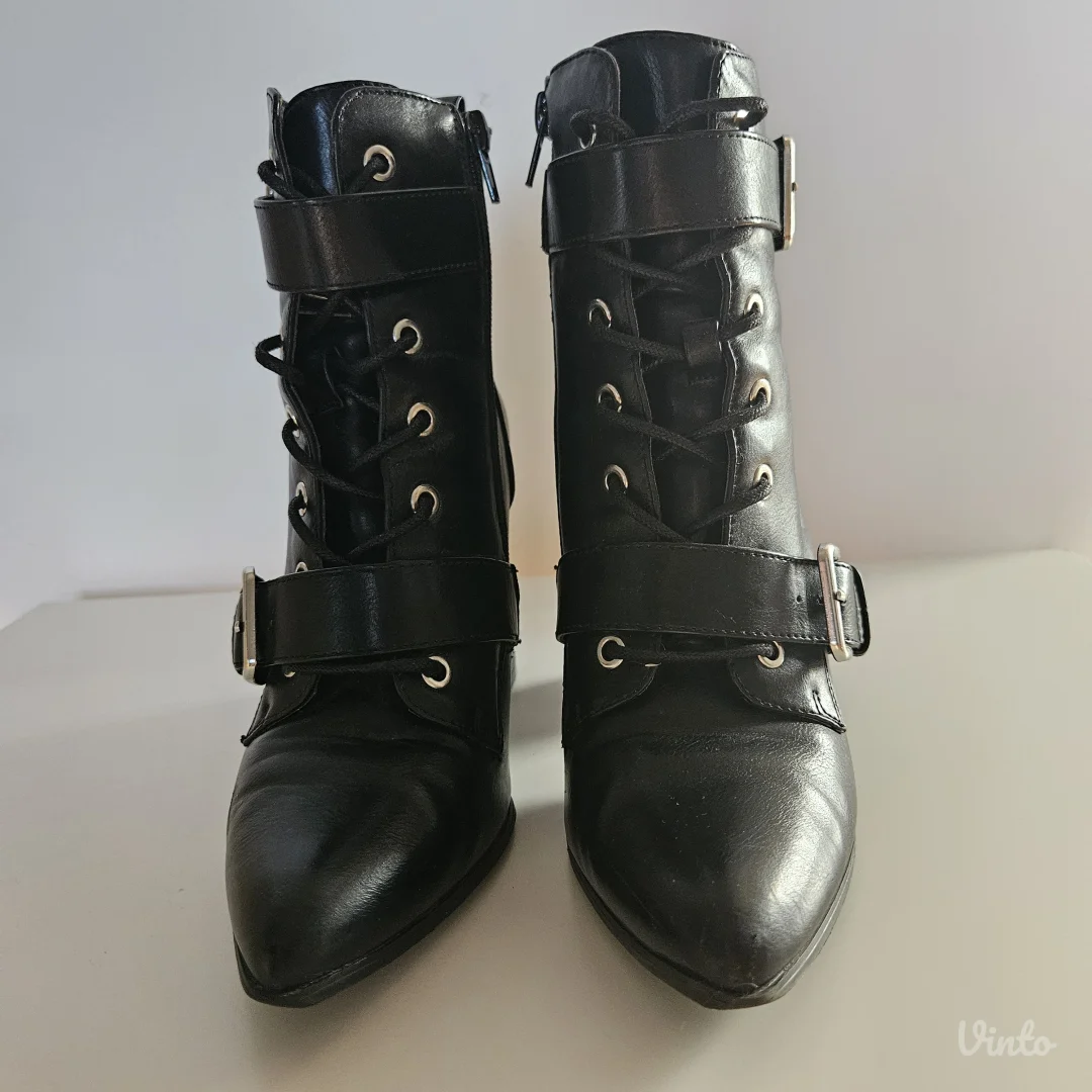 Crne čizmice na štiklu veličina 38