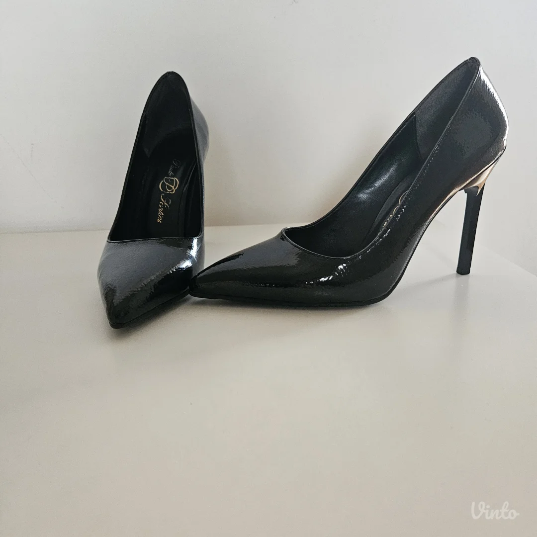 Crne lakovane salonke kao nove! br. 38