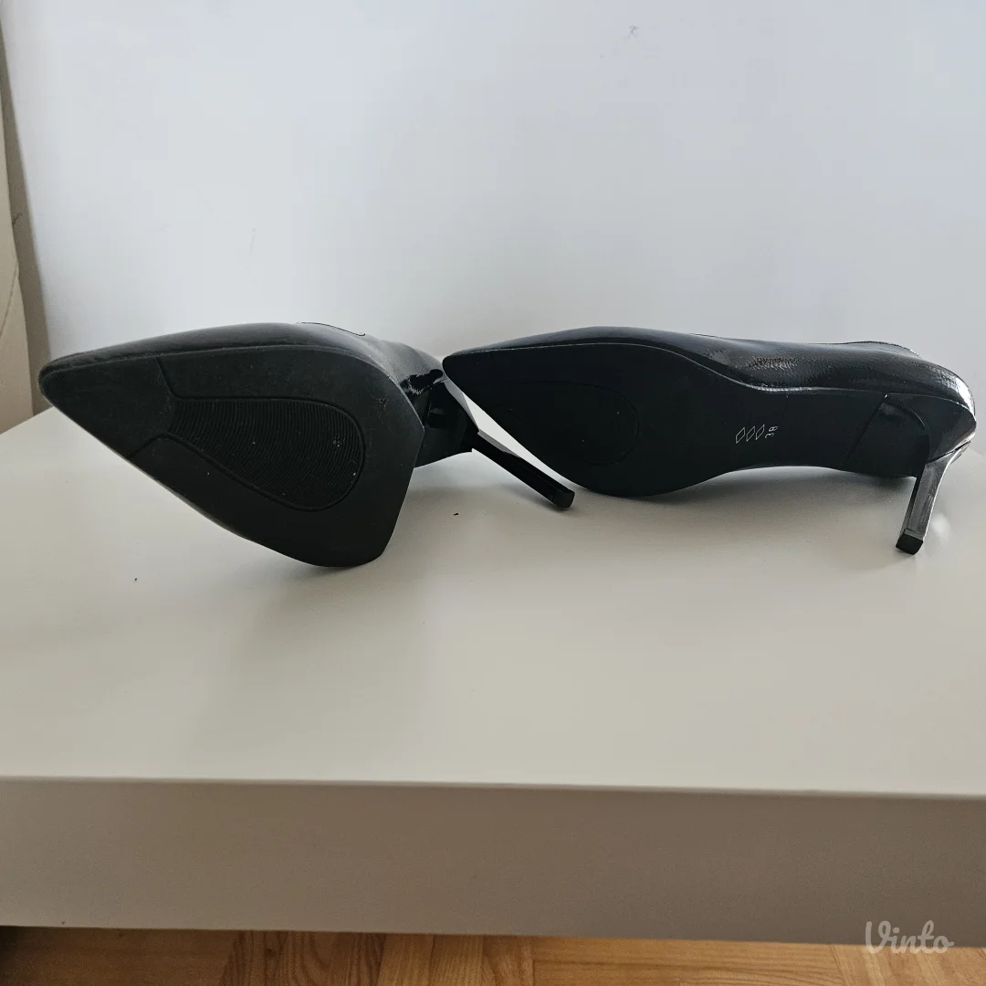 Crne lakovane salonke kao nove! br. 38