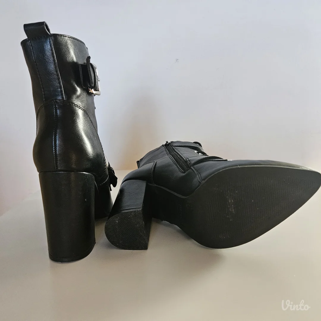 Crne čizmice na štiklu veličina 38