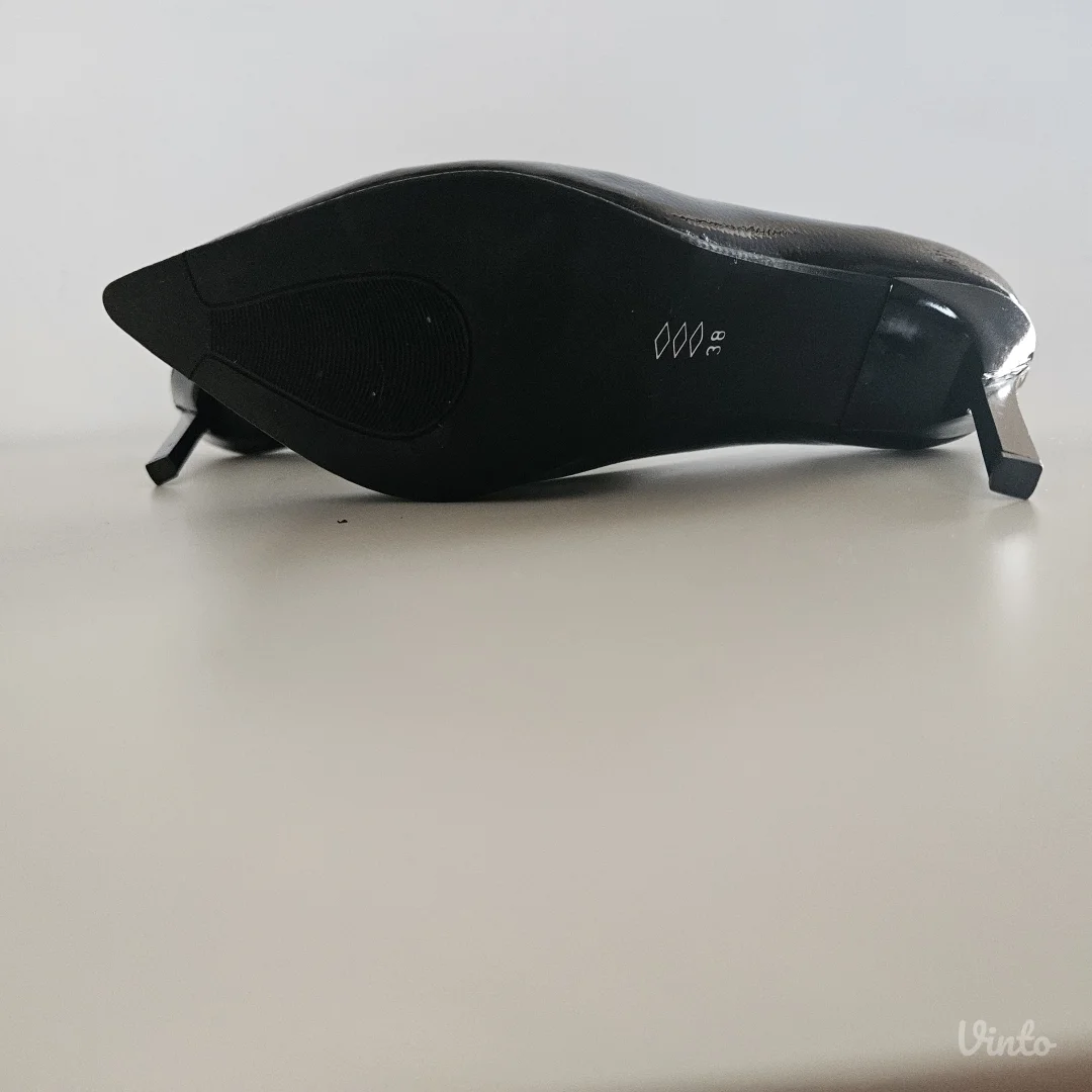 Crne lakovane salonke kao nove! br. 38