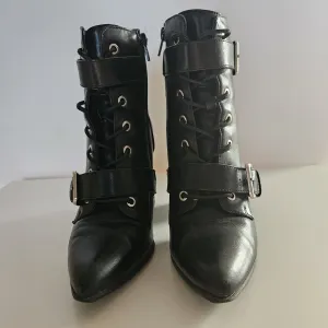 Crne čizmice na štiklu veličina 38