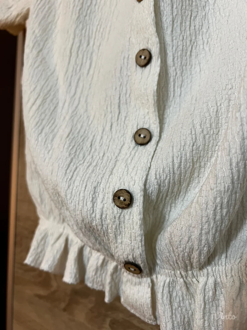 Bela majica sa dugmićima