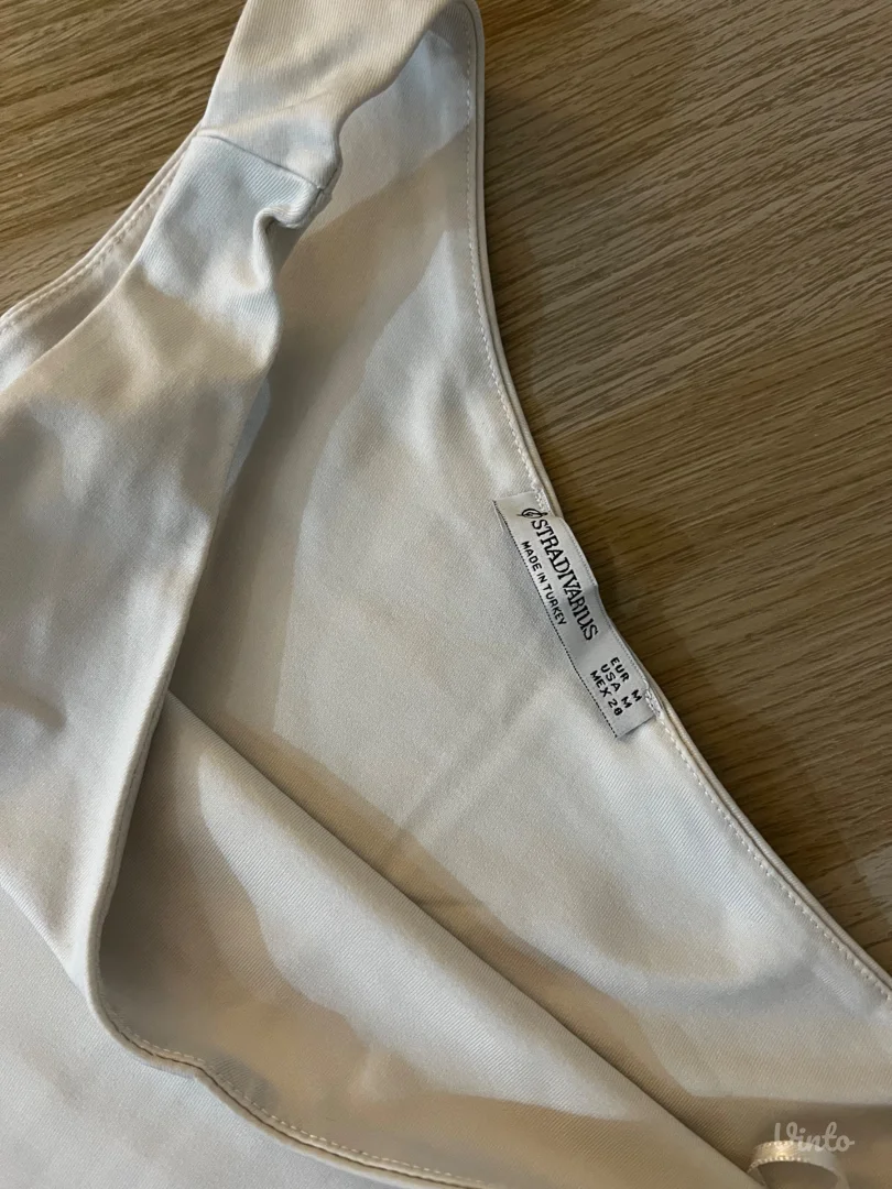 Stradivarius bela majica na rame