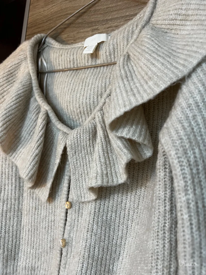 H&M bež džemper sa dugmićima