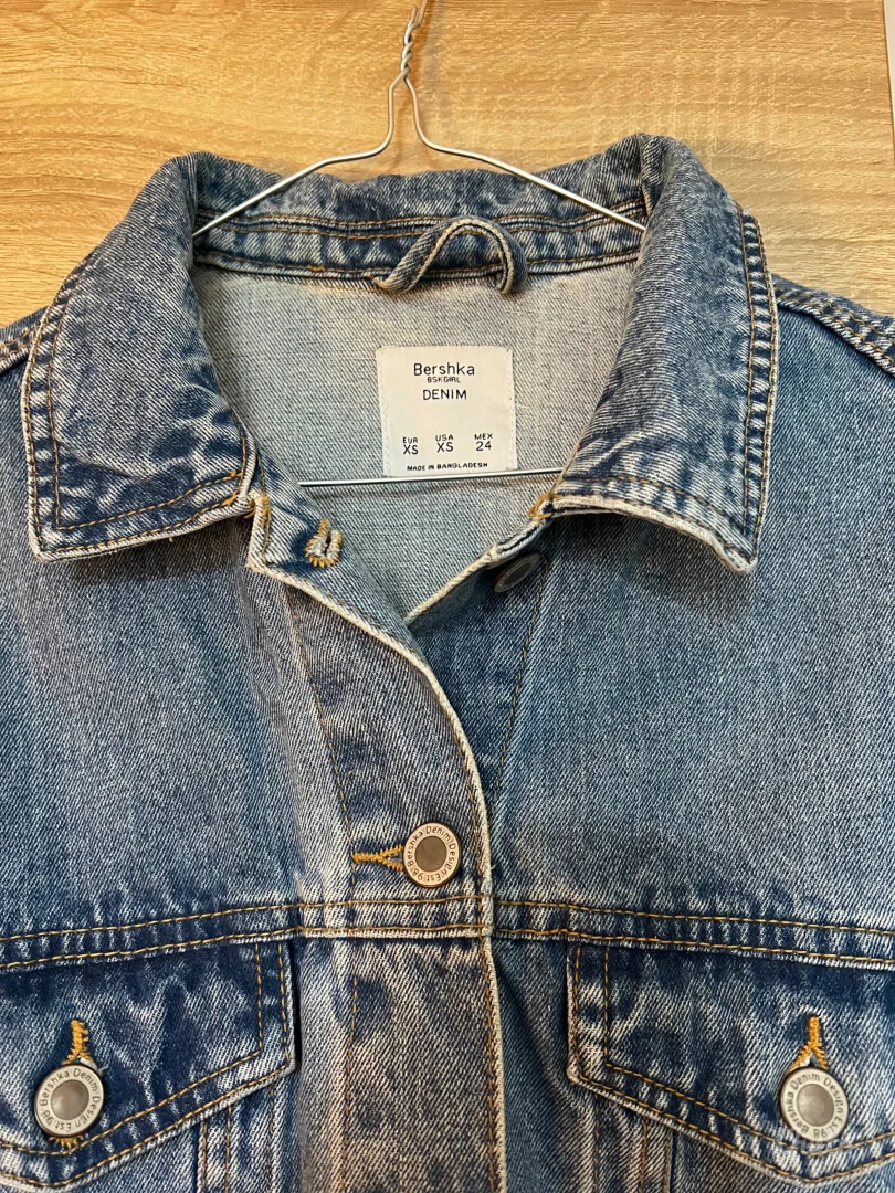 Bershka teksas jakna sa resicama