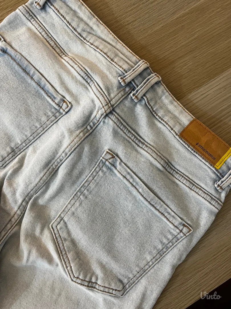 Stradivarius svetlo plave farmerke