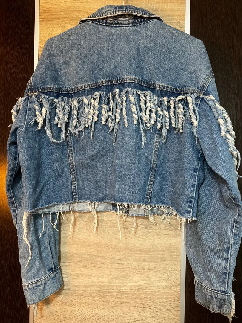 Bershka teksas jakna sa resicama