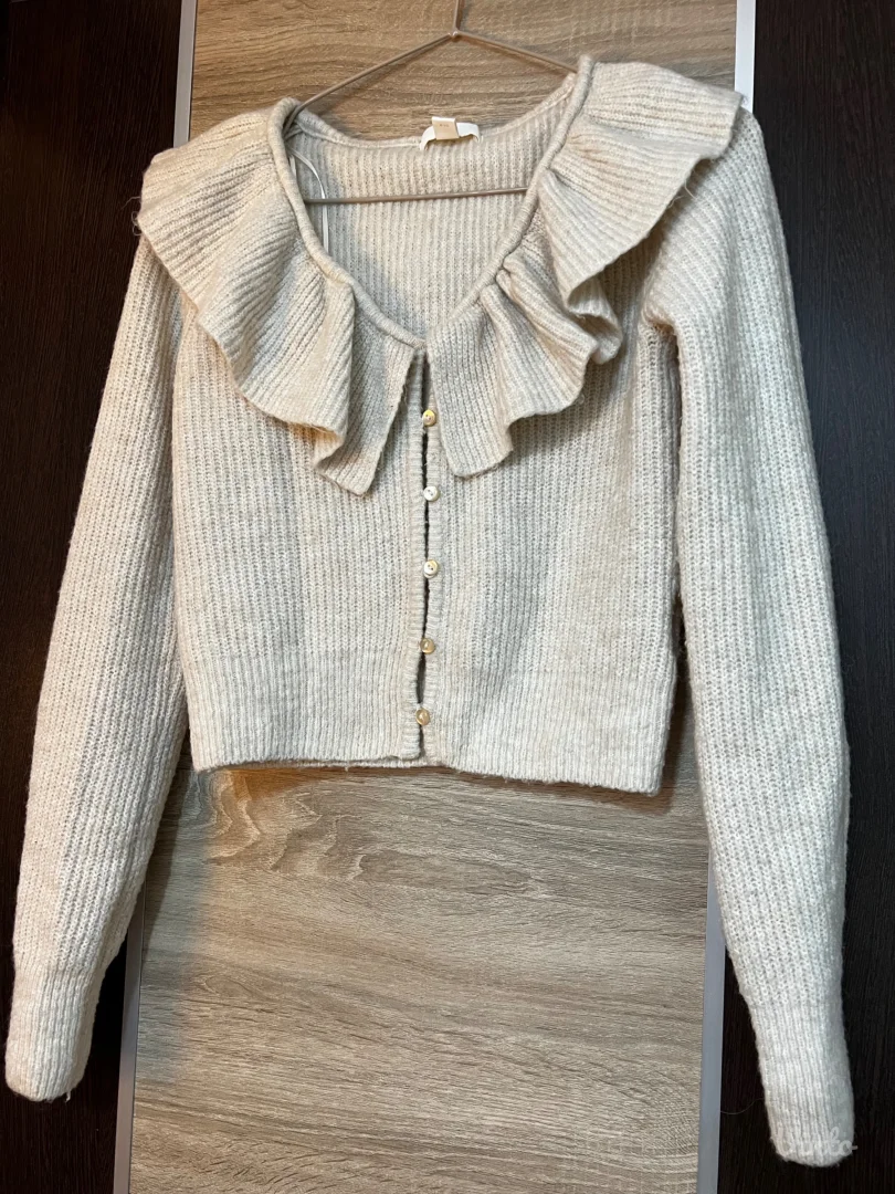 H&M bež džemper sa dugmićima