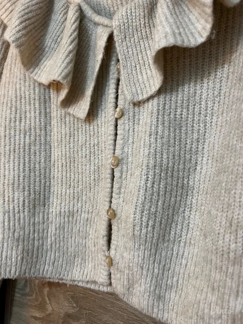 H&M bež džemper sa dugmićima