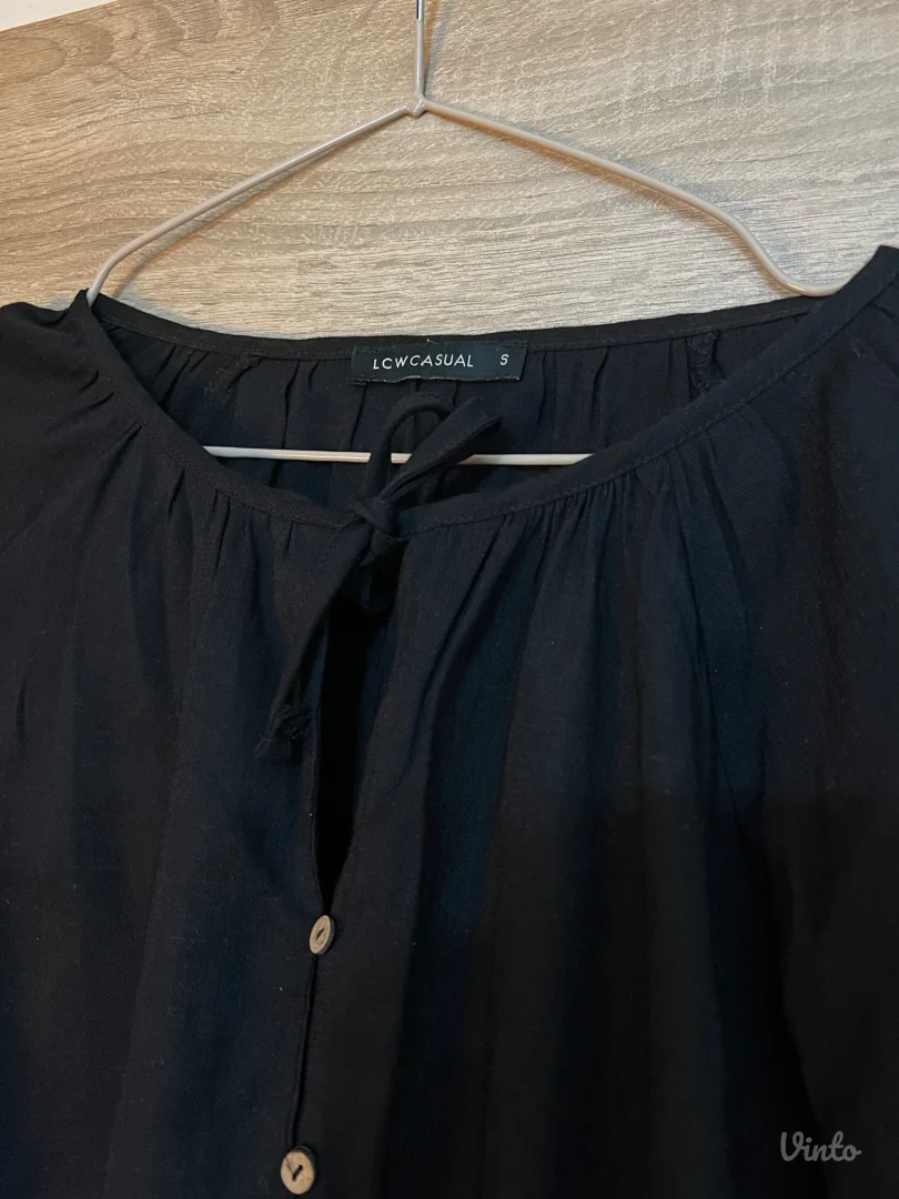 Crna bluzica sa dugmićima