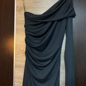 Nova Zara tamno siva duga haljina na rame