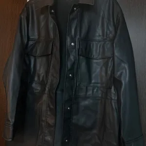 Nova Zara crna košulja- imitacija kože