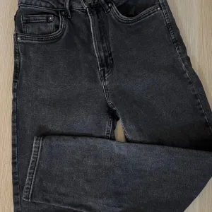 Stradivarius tamno sive/ crne farmerke