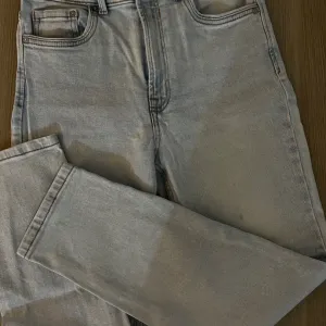 Stradivarius svetlo plave farmerke