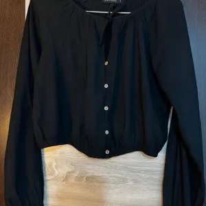 Crna bluzica sa dugmićima