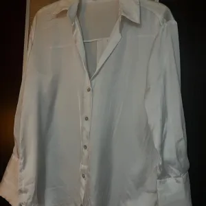 Zara svilena bela košulja