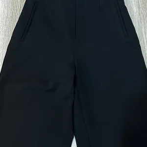 Zara crne pantalone