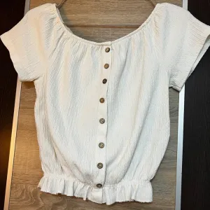 Bela majica sa dugmićima