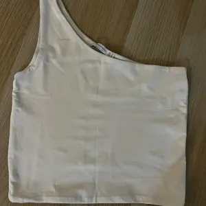 Stradivarius bela majica na rame