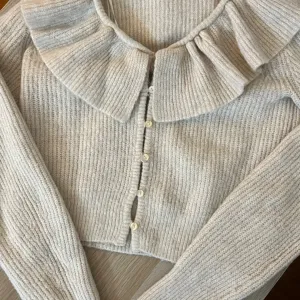 H&M bež džemper sa dugmićima