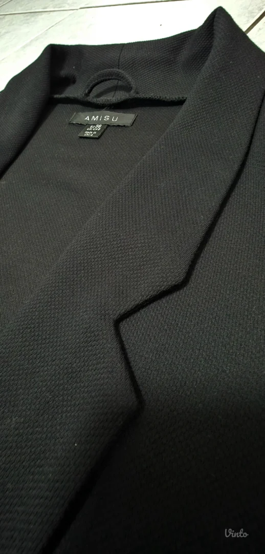 Crni blejzer – ležerni kroj