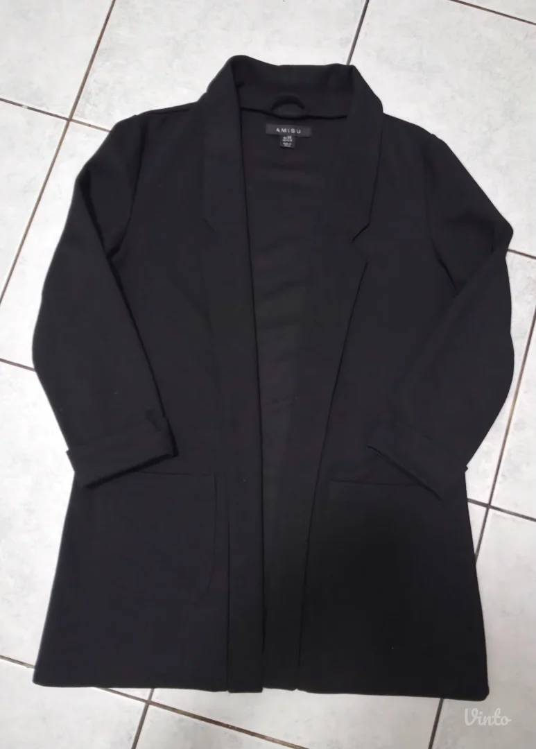 Crni blejzer – ležerni kroj