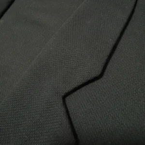 Crni blejzer – ležerni kroj