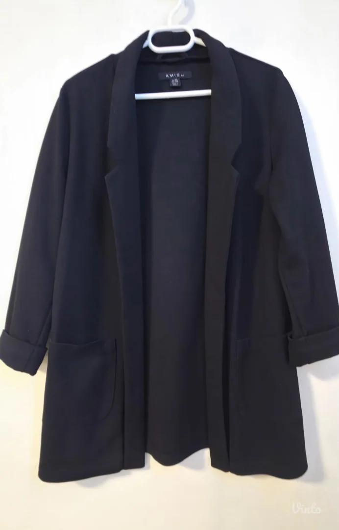 Crni blejzer – ležerni kroj