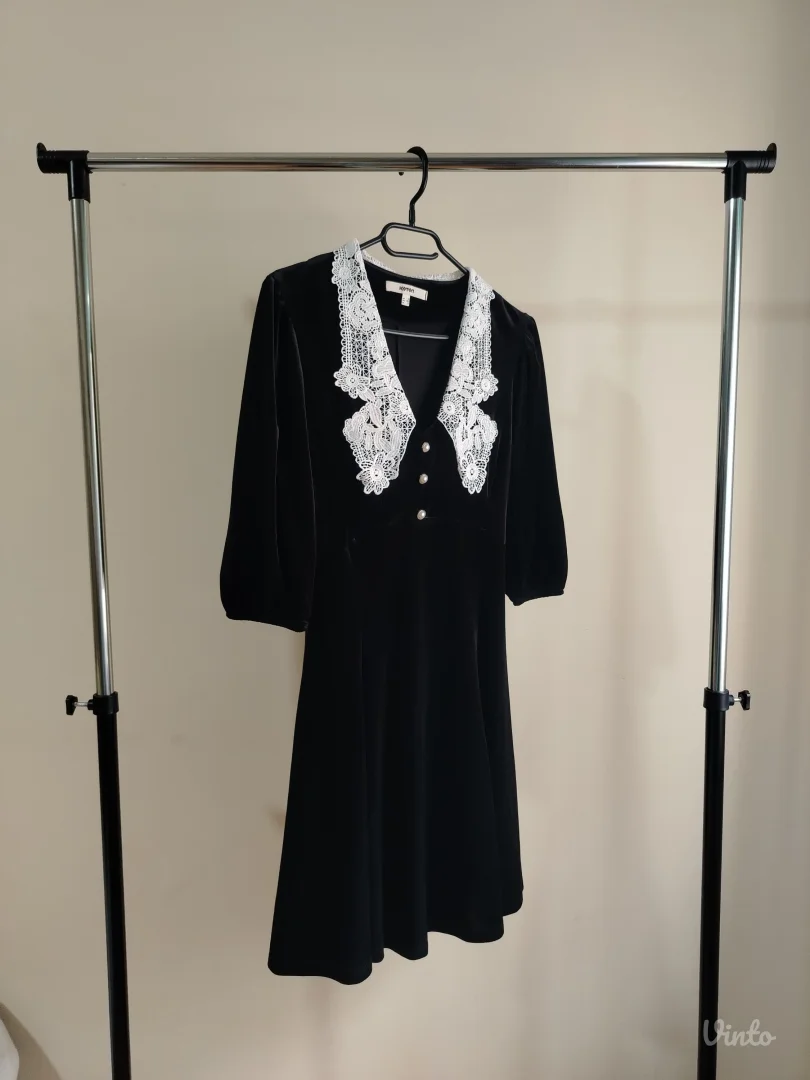 KOTON MINI CRNA HALJINA OD PLIŠA SA PLETENOM BELOM VINTAGE KRAGNOM