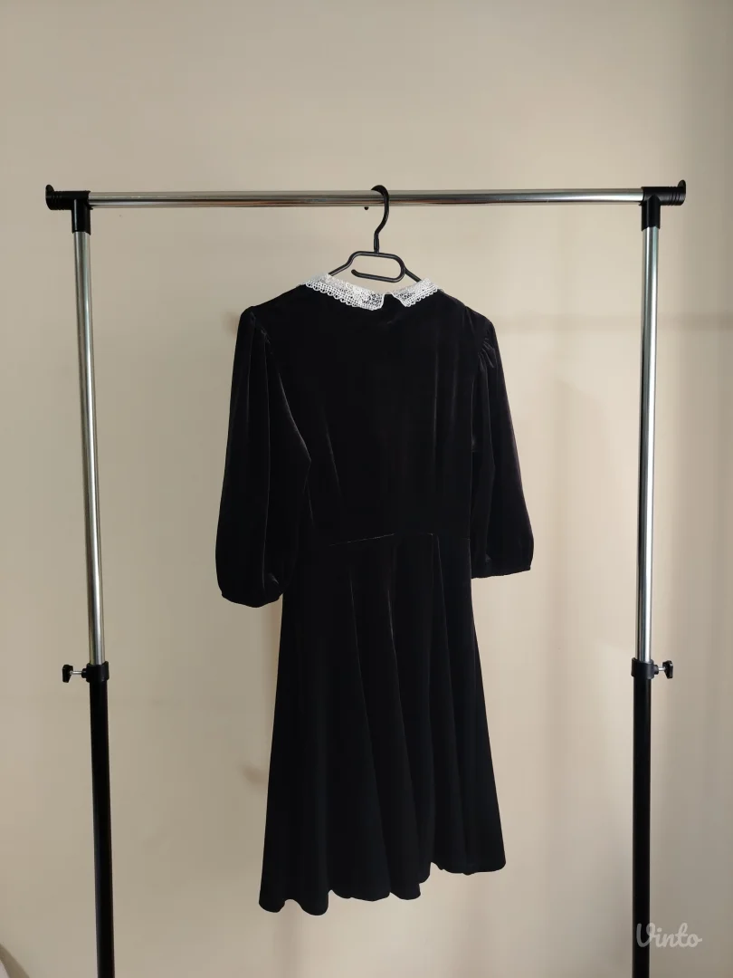 KOTON MINI CRNA HALJINA OD PLIŠA SA PLETENOM BELOM VINTAGE KRAGNOM