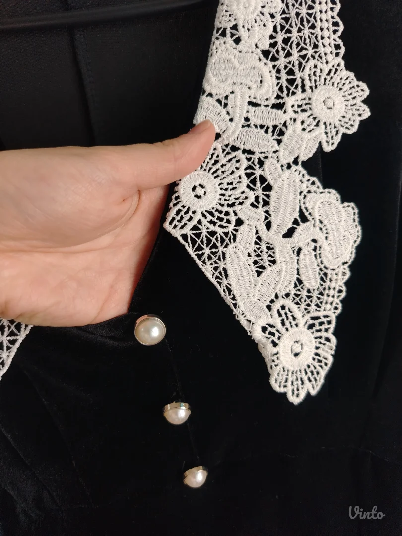 KOTON MINI CRNA HALJINA OD PLIŠA SA PLETENOM BELOM VINTAGE KRAGNOM