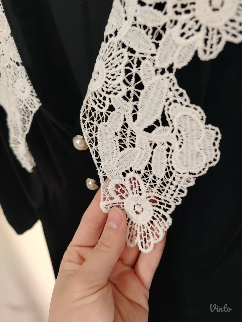 KOTON MINI CRNA HALJINA OD PLIŠA SA PLETENOM BELOM VINTAGE KRAGNOM