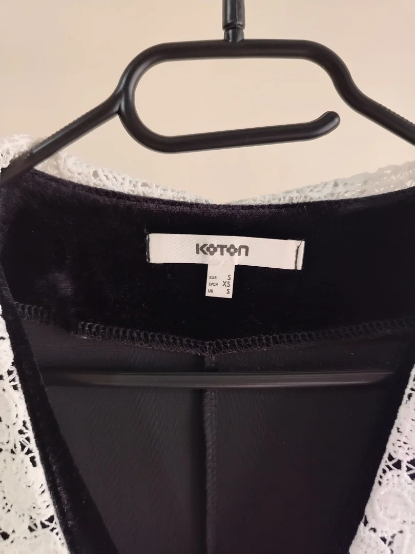 KOTON MINI CRNA HALJINA OD PLIŠA SA PLETENOM BELOM VINTAGE KRAGNOM