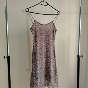 LETNJA MINI HALJINA SA LEOPARD PRINTOM