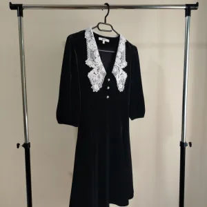 KOTON MINI CRNA HALJINA OD PLIŠA SA PLETENOM BELOM VINTAGE KRAGNOM