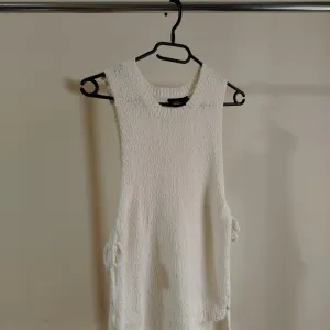 PROVIDNA PLETENA MAJICA U BEŽ/BELOJ BOJI